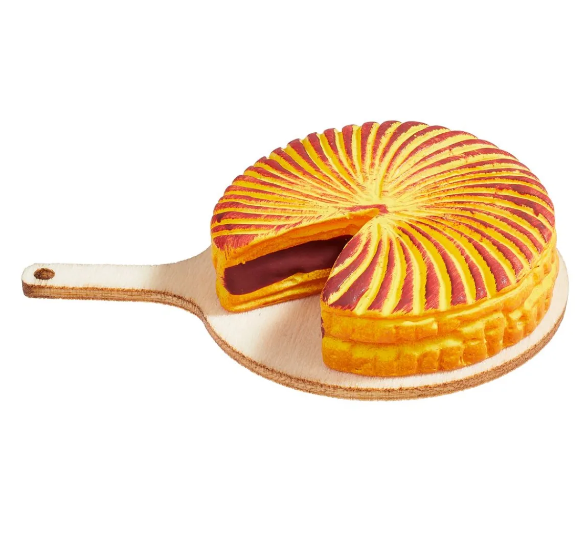 Discount HobbyFun Miniatur Kuchen auf Holzbrett